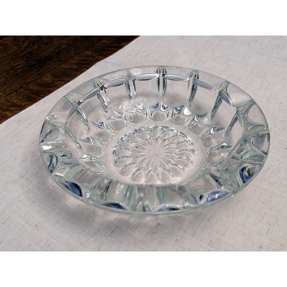 Vtg MCM Large Clear Decorative Glass Ashtray – Heavy Pressed Glass – Starburst
